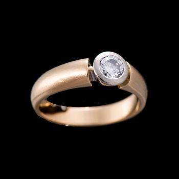 RING, 18K guld, briljantslipad diamant. Vikt ca 5,7 g.