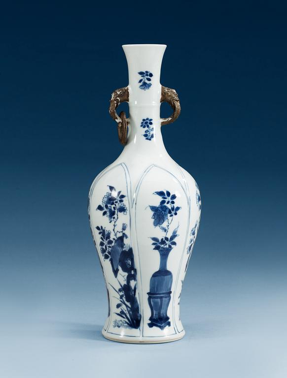 A blue and white vase, Qing dynasty, Kangxi (1662-1722).