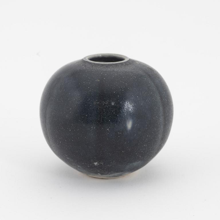 A Vietnamese small ceramic vase, 15th/16th century, "Hoi An".