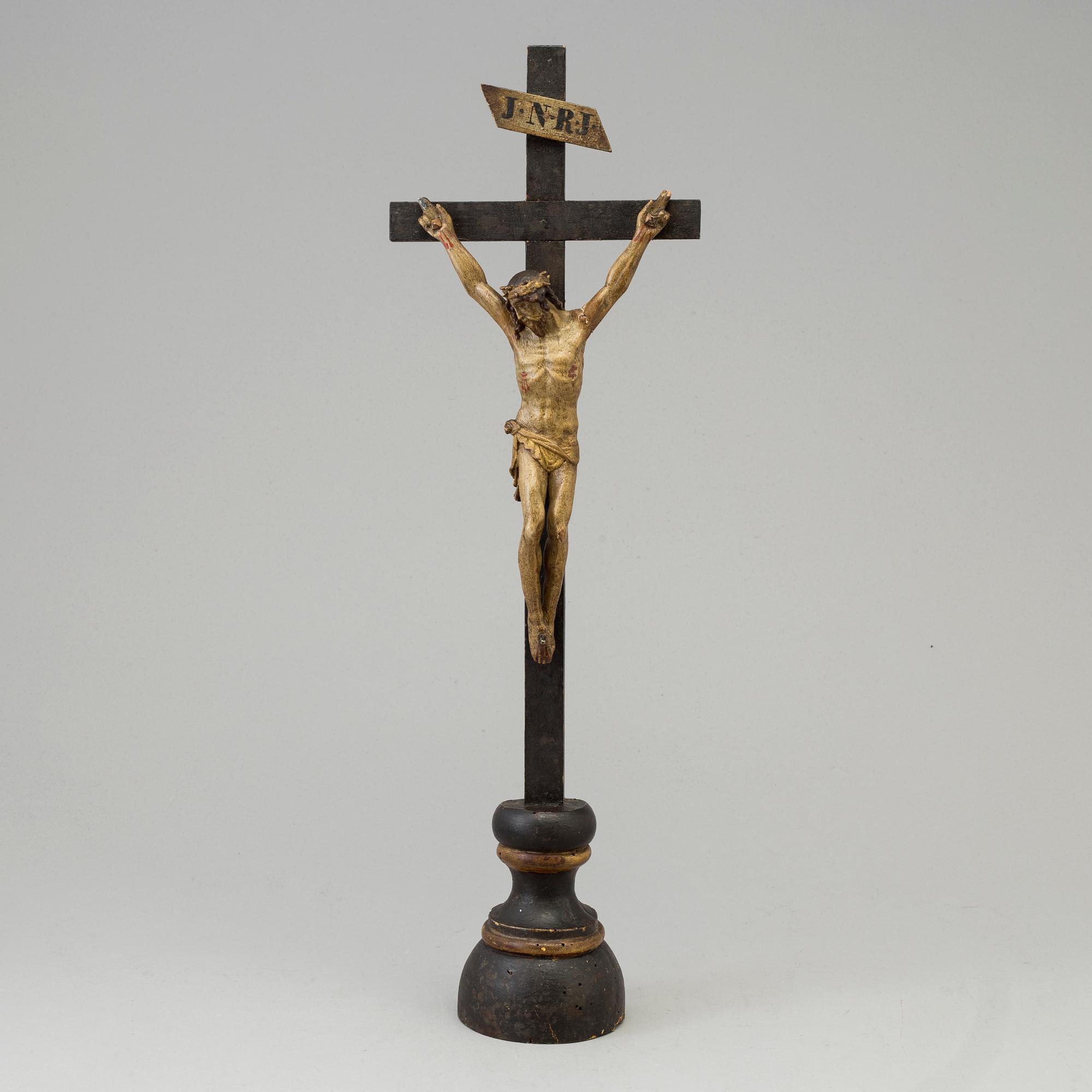 A 17TH/18TH CENTURY WOODEN CRUCIFIX.