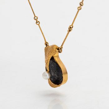 Björn Weckström, A 14K gold necklace "Pearl bridge" with a cultured pearl and a spectrolite. Lapponia 1977.