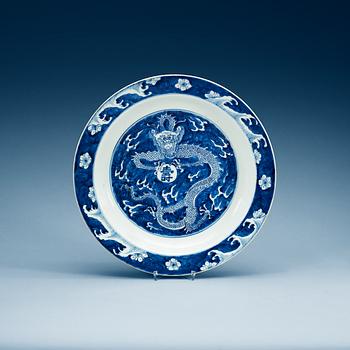 1566. A blue and white charger, Qing dynasty, Kangxi (1662-1722).