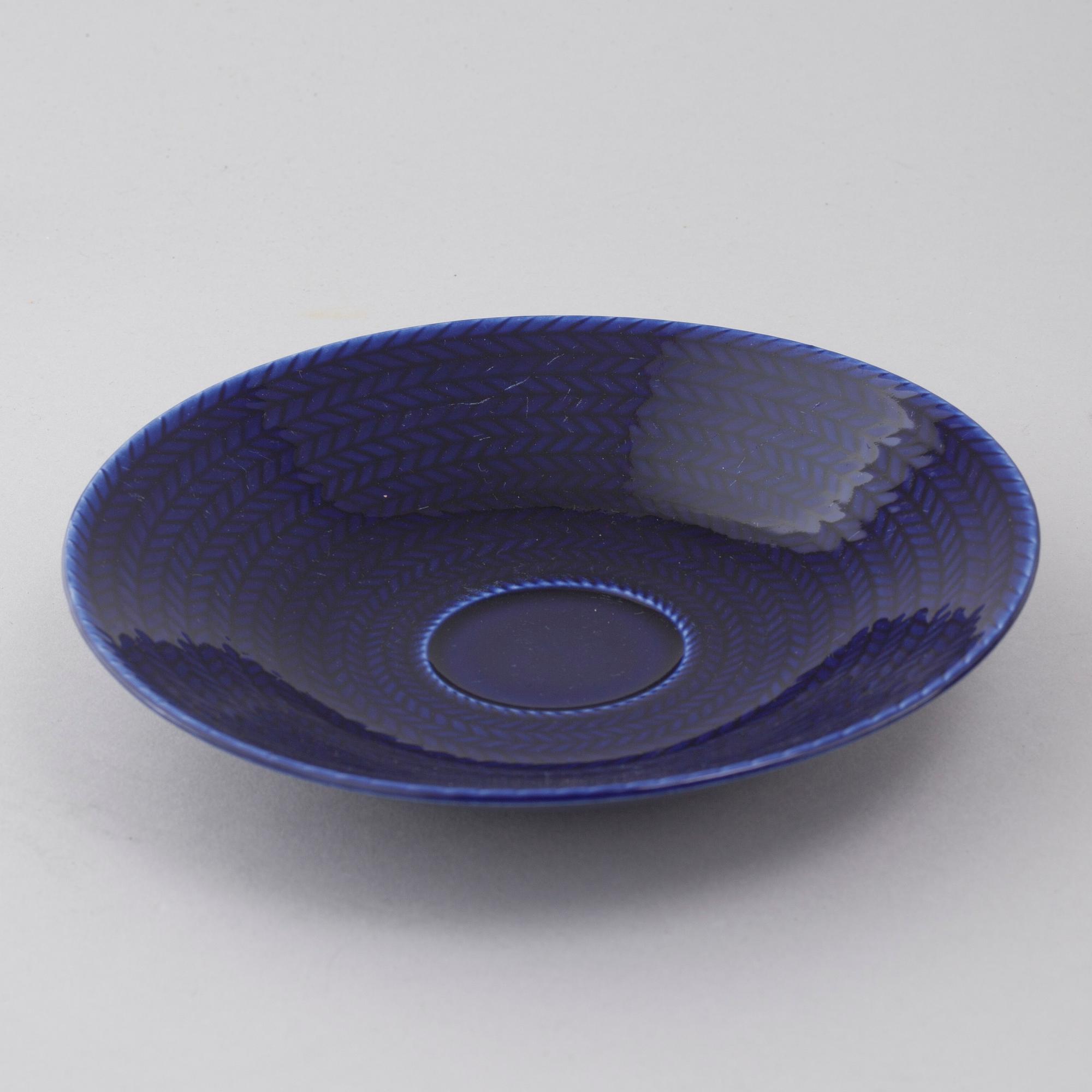 34 pieces of porcelain tableware by Hertha Bengtson for Rörstrand, model "Blå eld", second half of the 20th century.