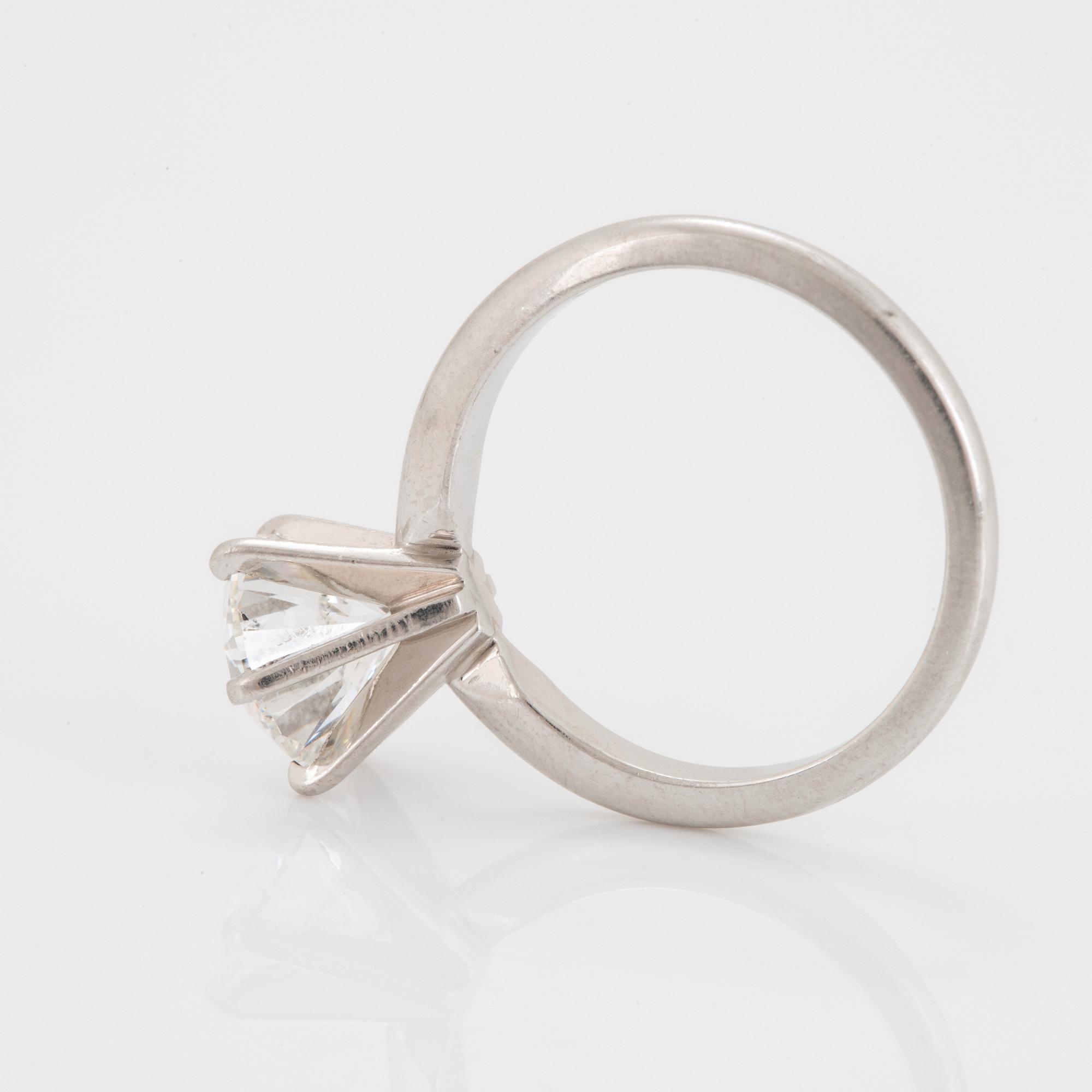Ring platina med en rund briljantslipad diamant 2.17 ct  kvalitet G si1 enligt medföljande GIA certifkat.