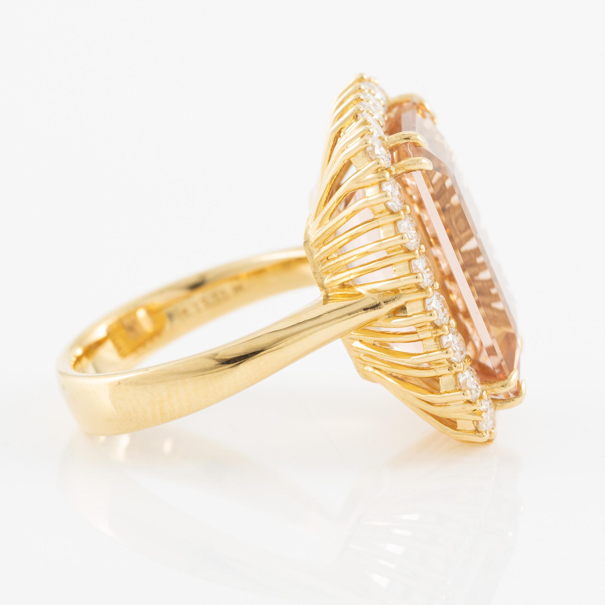 Ring 18K guld med en fasettslipad morganit och runda briljantslipade diamanter.