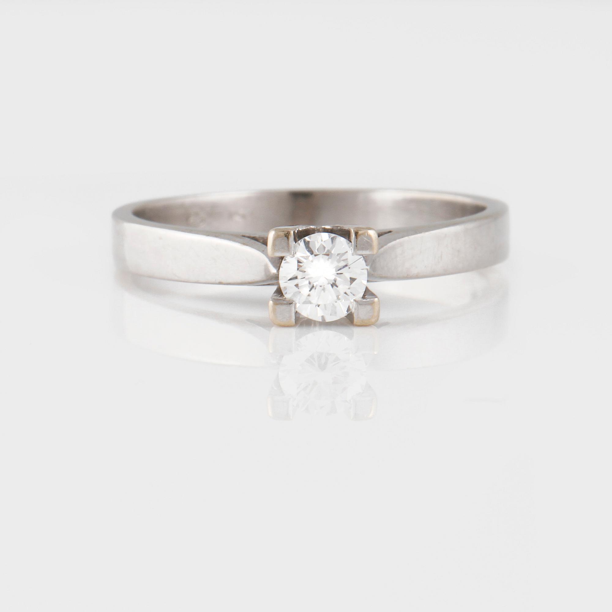 RING, 18K vitguld med briljantslipad diamant 0.32 ct, importstämplad. Vikt 3,6 gram.