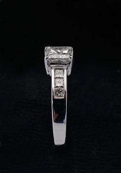 A RING, princess cut diamonds c. 1.13 ct. Center stone 0.65 ct. H/vs1 IGI certificate. Weight 4,5 g.