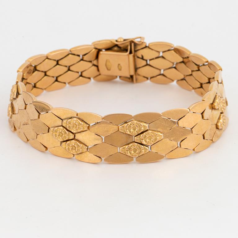 18K gold bracelet.