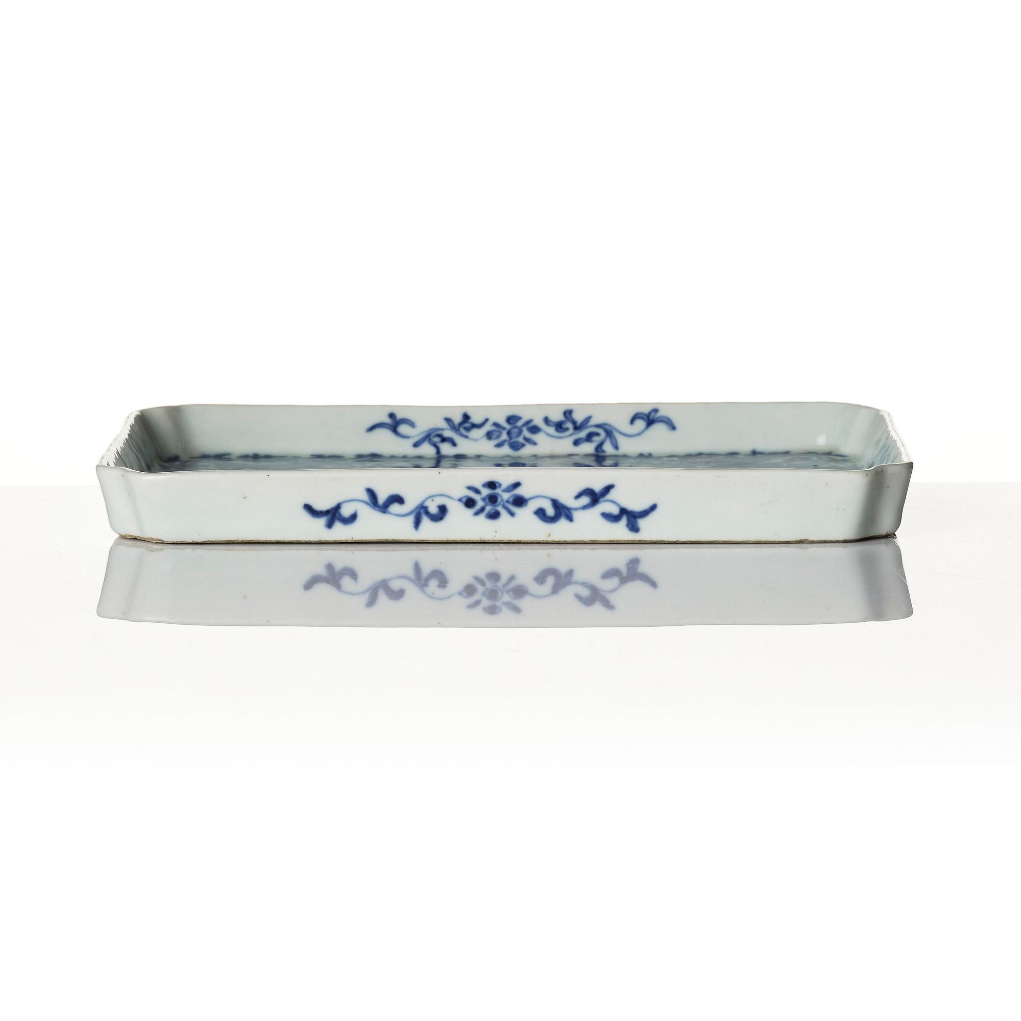A blue and white dragon tray, Qing dynasty, 19th century.