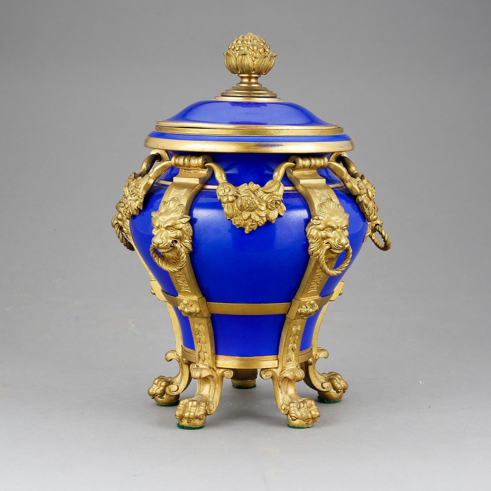 LOCKURNA, porslin och brons, Sevres-liknande märke i lock, Paris, troligen sent 1800-tal.