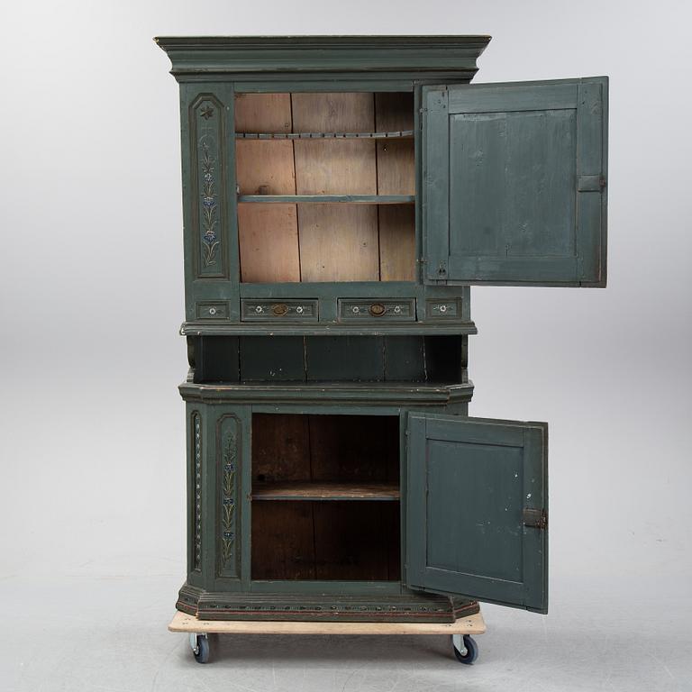 A painted cabinet from Hälsingland, possibly from the first half of the 19th century.