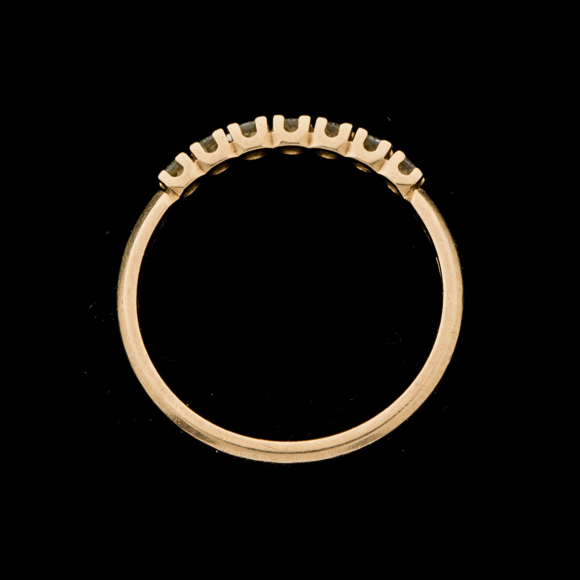 RING, 18 k guld med briljantslipade diamanter ca 0,21 ct, Hans Strömdahl, Stockholm, 1988. Vikt ca 2 g.