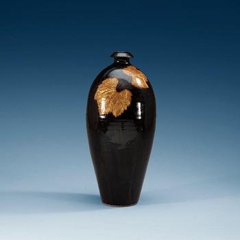 A Jizhou 'leaf' vase, Northern Song dynasty (960-1279).