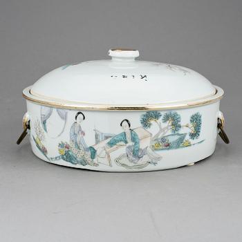 TERRIN MED LOCK, porslin, Kina, 1900-talets mitt.