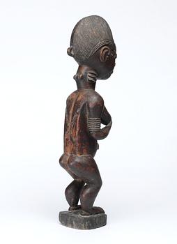 FETISCH. Trä. Baoule-stammen. Côte d'Ivoire (Elfenbenskusten) omkring 1940-1950. Höjd 47,5 cm.