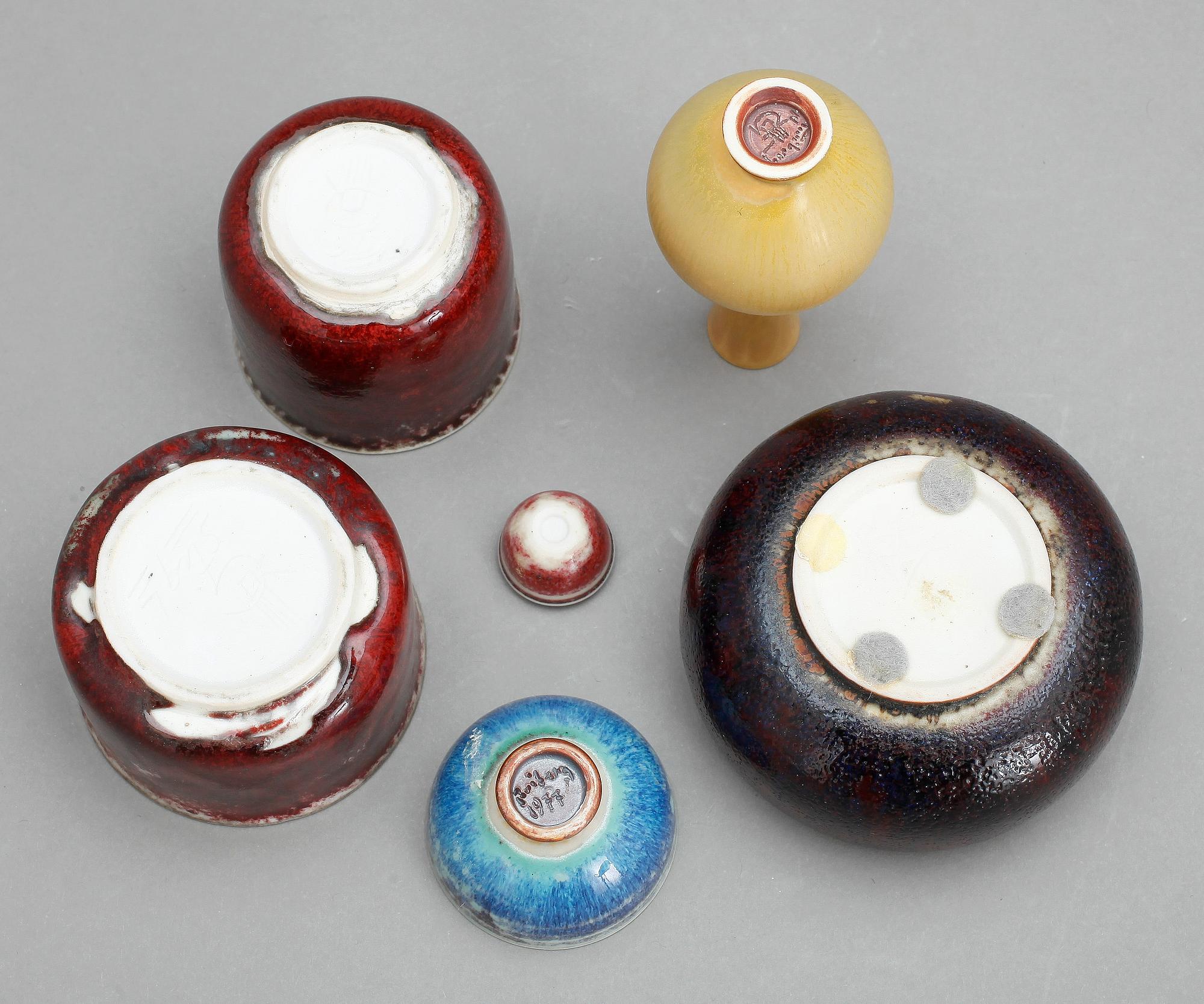 MINIATYRSKÅLAR SAMT VAS, 5 st, stengods, mest Stig Lindberg, Gustavsberg, sign.