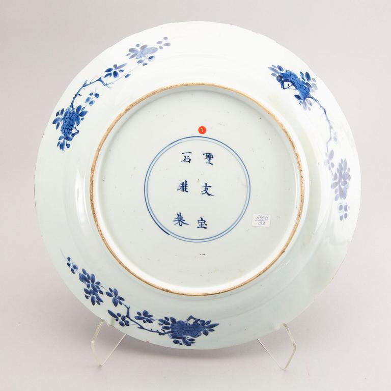 A blue and white dish, Qing dynasty, Kangxi (1662-1722).