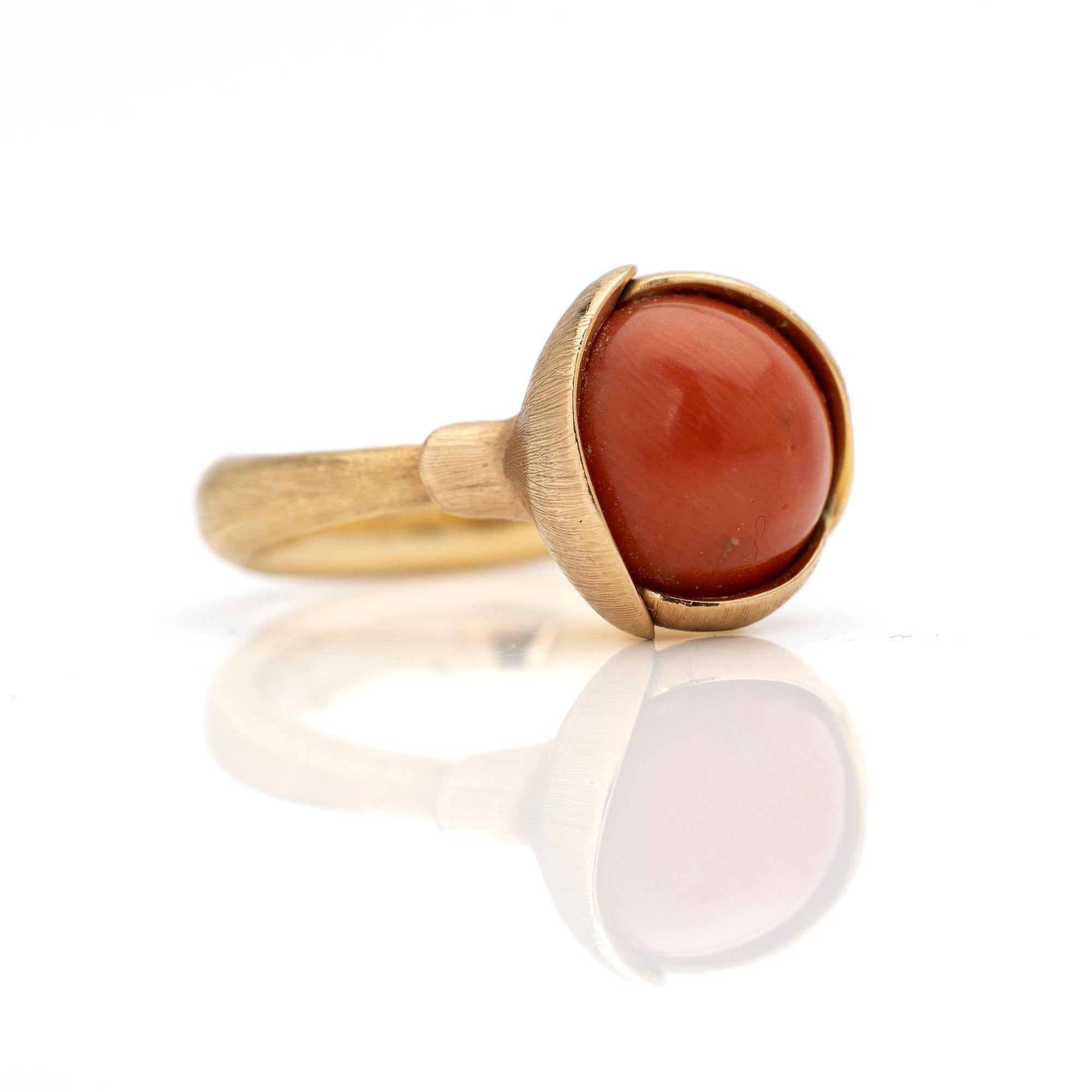 Ole Lynggaard, ring, "Lotus Ring 2", med cabochonslipad korall i 18k rött guld och rosé guld, design Charlotte Lynggaard.