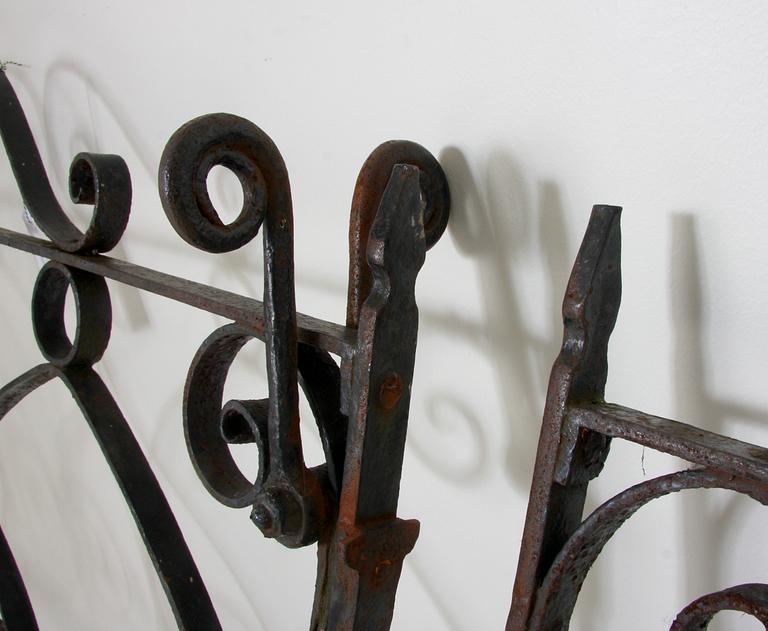 TRÄDGÅRDSGRINDAR, ett par, järn.