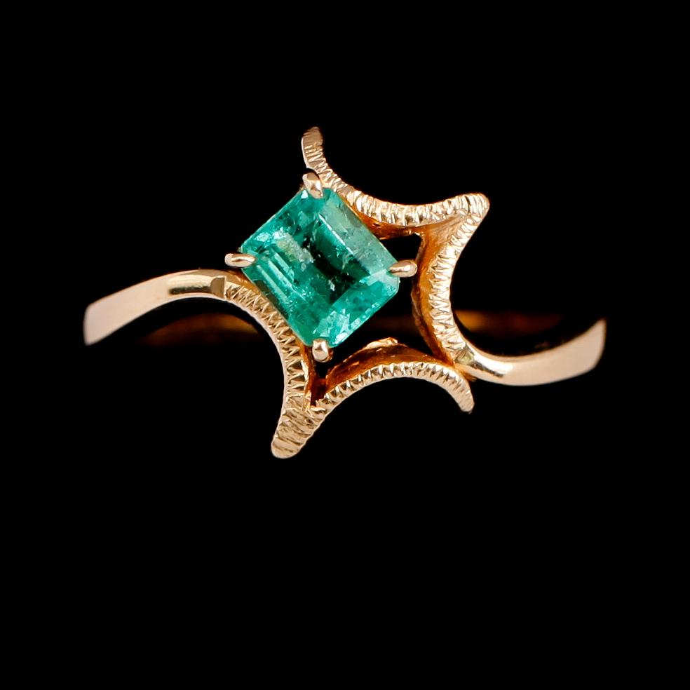 RING, 18 k guld, rektangulär grön sten. Total vikt ca 3 g.