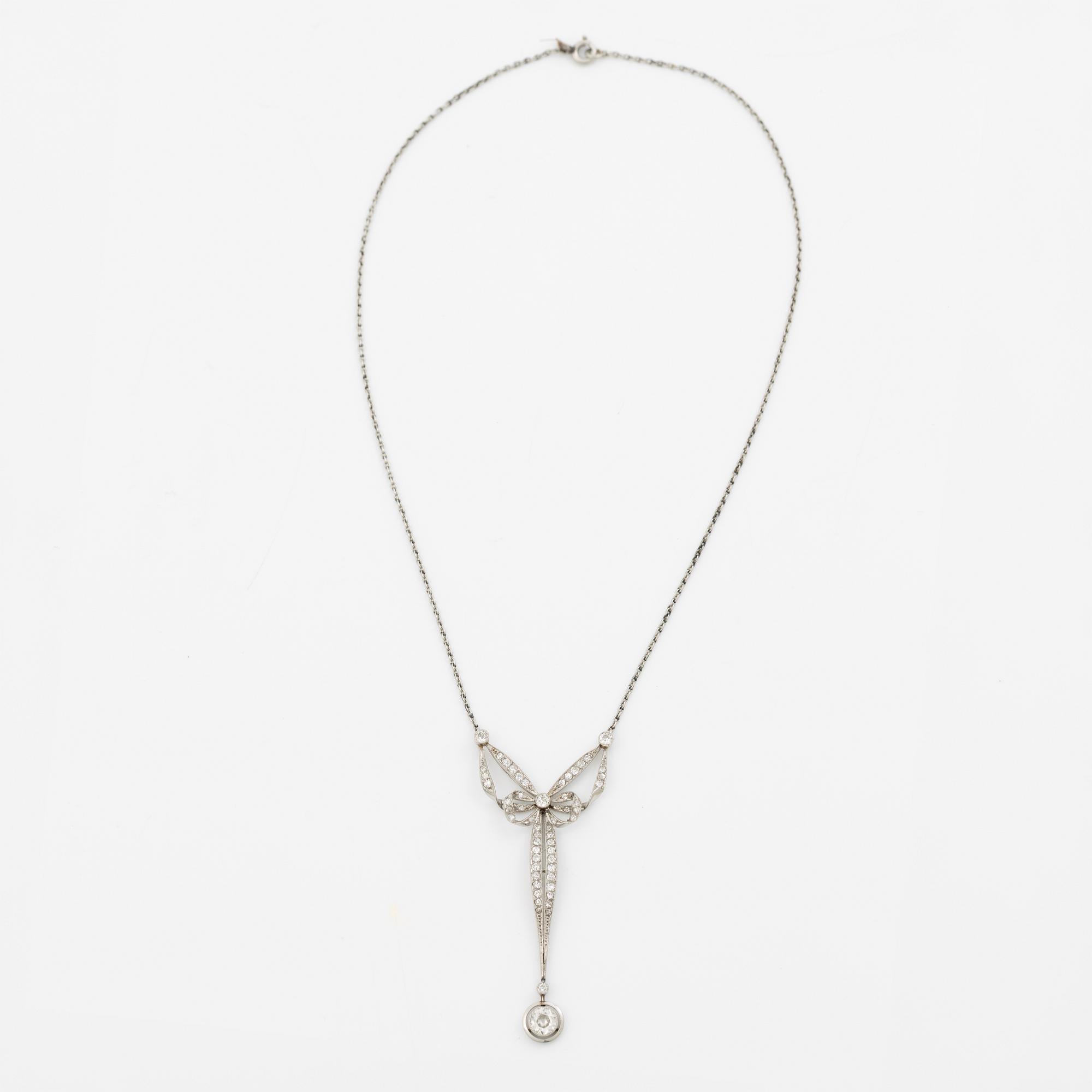 Platinum necklace with old-cut diamonds, circa 1900.
