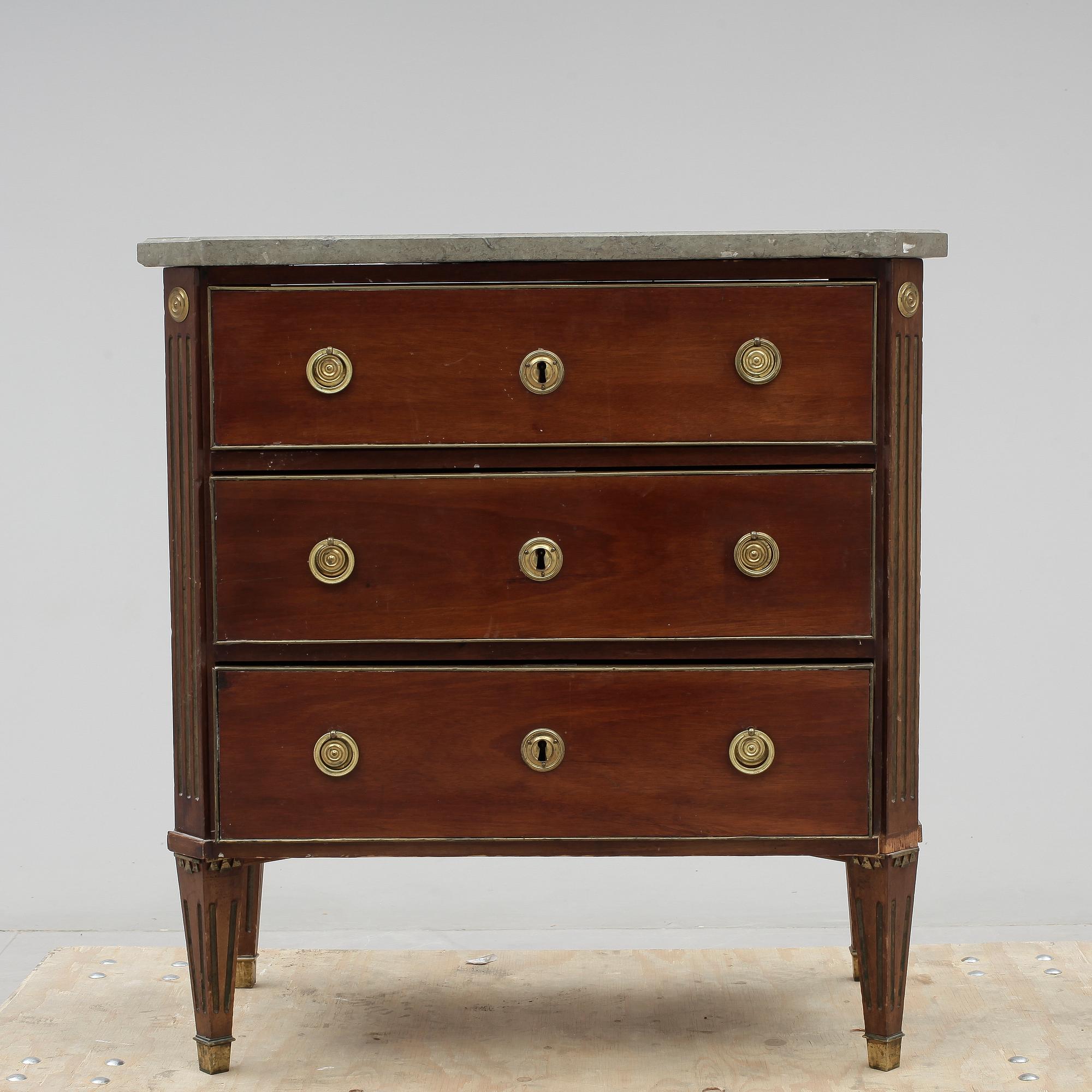 BYRÅ, sengustaviansk, omkring 1800.