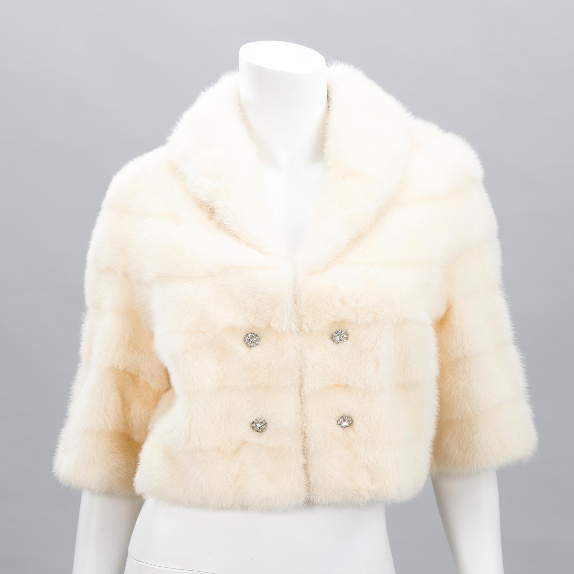 PÄLSJACKA MED BÄLTE SAMT HAT.