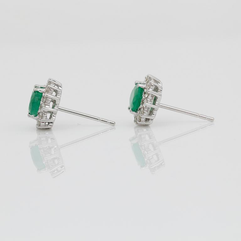 ÖRHÄNGEN, ett par, 18K vitguld med ovalslipade smaragder tot ca 0,99 ct och små diamanter tot ca 0,28 ct. Vikt ca 2,44 g.