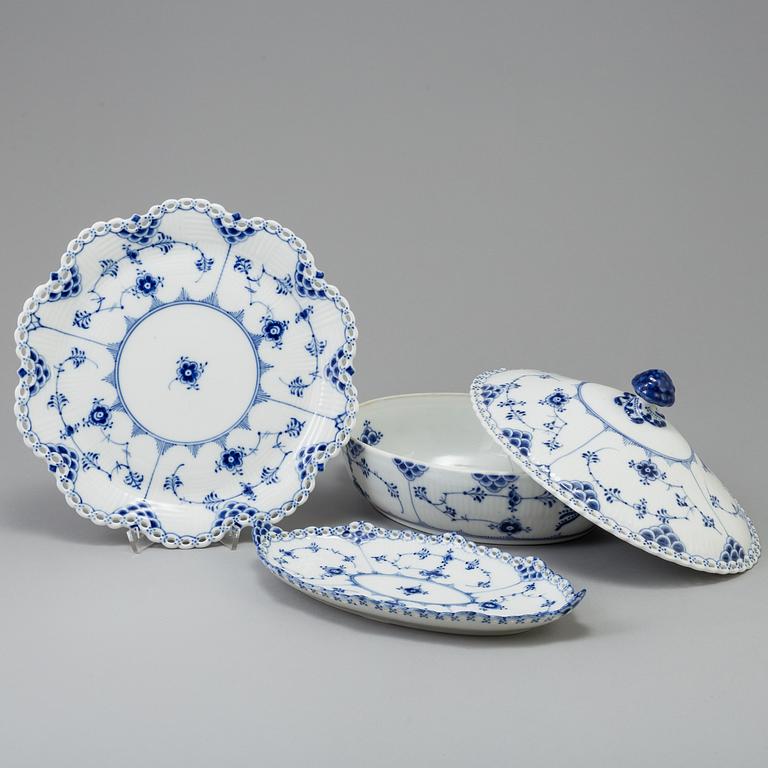 SERVIS, 78 delar, porslin,
"Musselmalet", helblond, Royal Copenhagen, Danmark.