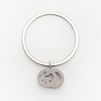Gucci, sormus, "GG Running Charm", 18K valkokultaa ja timantteja.