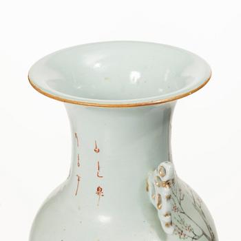 A porcelain vase, China, early 20th century.