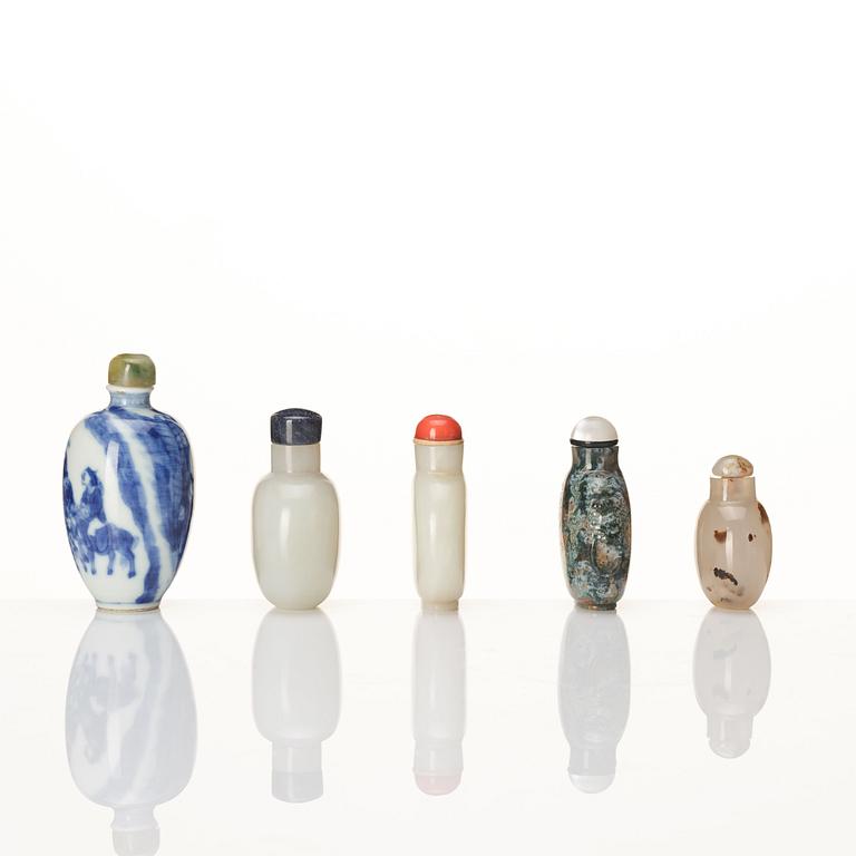 Snusflaskor, fem stycken, sten och porslin. Qingdynastin samt senare.