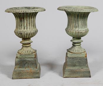 TRÄDGÅRDSURNOR, 1 par, gjutgods, samtida.