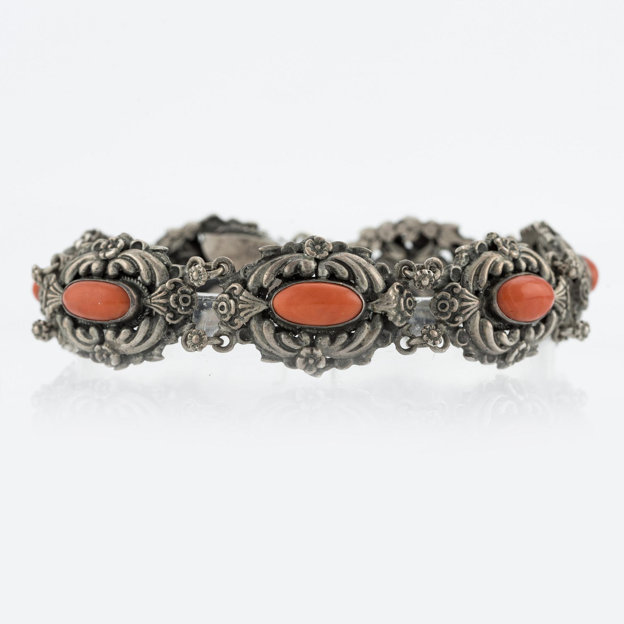 Armband, silver med korall, Ungern.