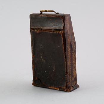 SKRIVBORDSETUI, läder, 1800-tal.