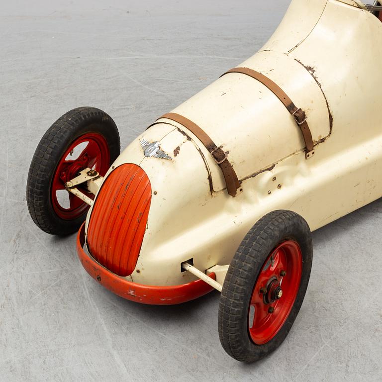 A Austin pathfinder pedal car, ca 1949.