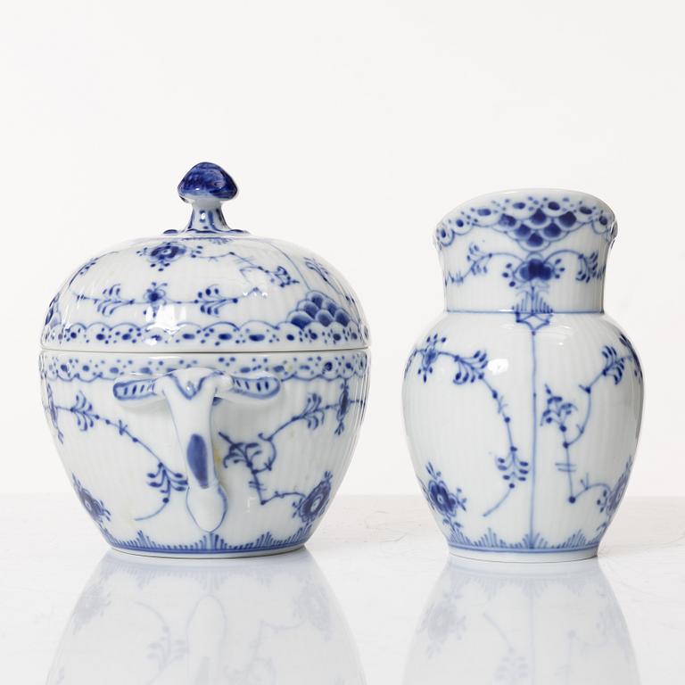 Royal Copenhagen, mat-, kaffe- och teservis, 88 delar, "Musselmalet", Danmark, 1800-1900-tal.