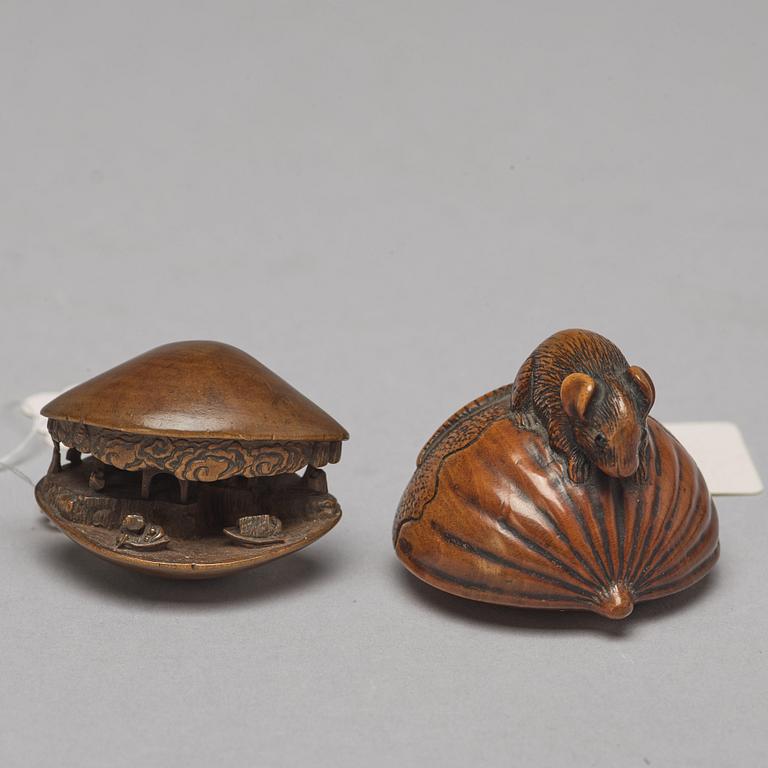 NETSUKES, två stycken, trä. Japan, Meiji (1868-1912).