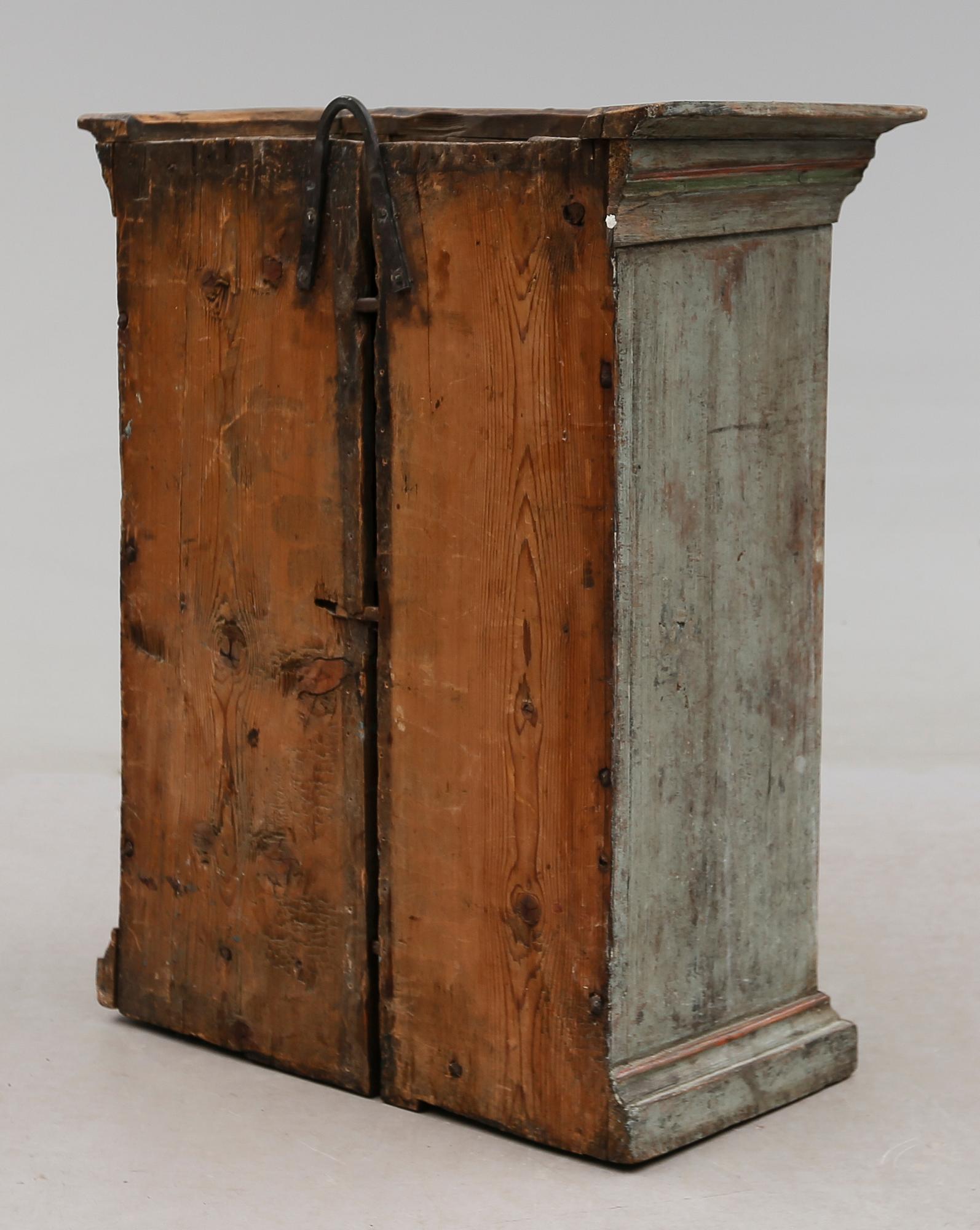 HÄNGSKÅP, allmoge, 1700-tal.