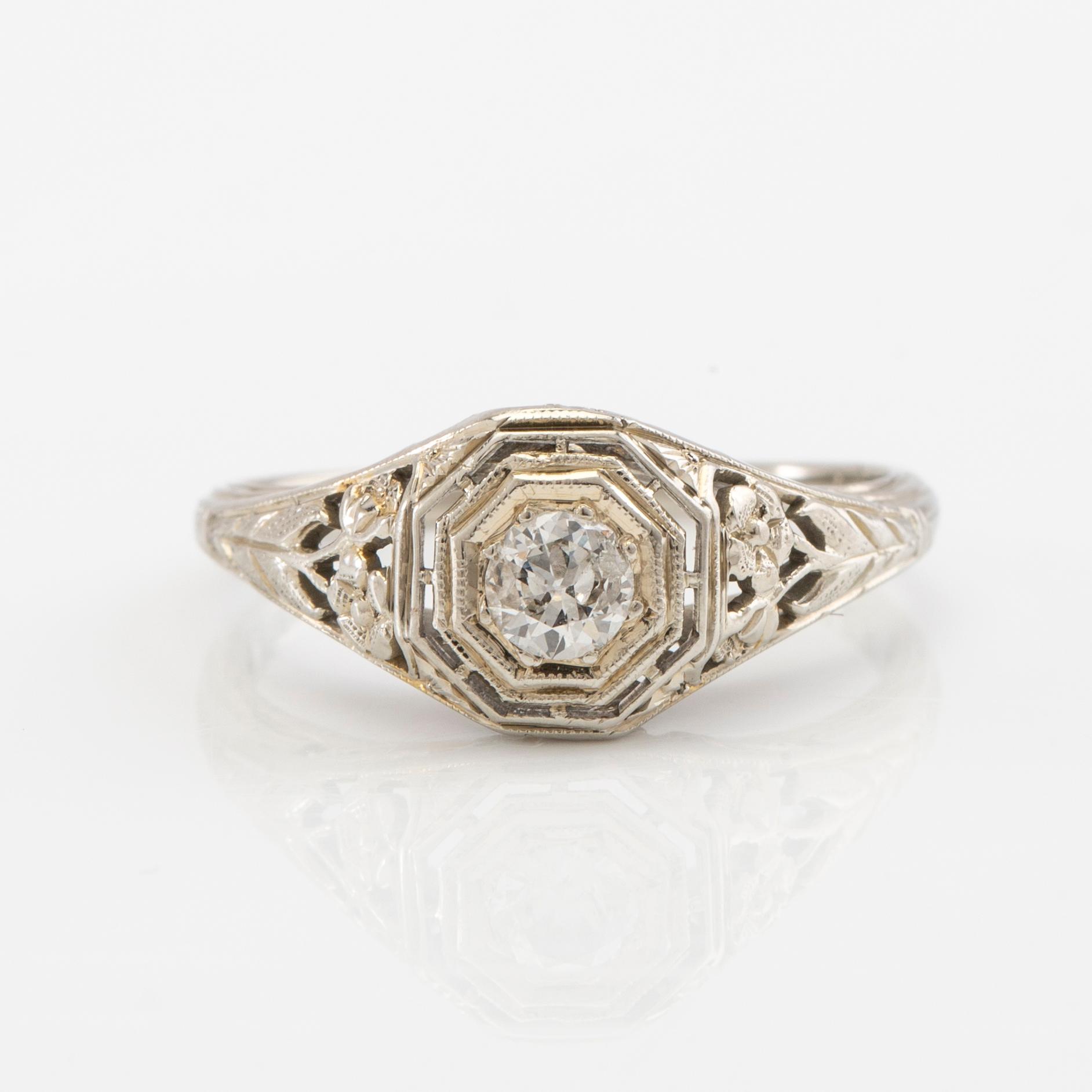 Ring 18K vitguld med en rund briljantslipad diamant.