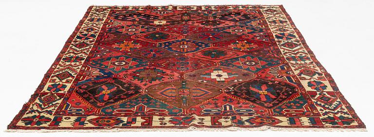 A semi-antique, Chahar Mahal/Bakhtiari carpet, ca 290 x 201-211 cm.