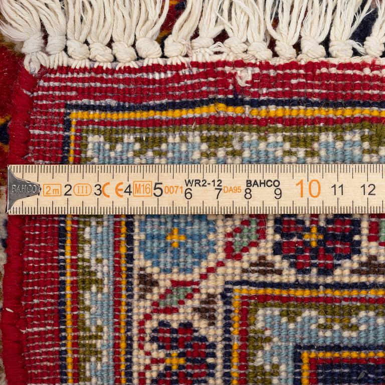 A Kashan carpet, c. 309 x 202 cm.