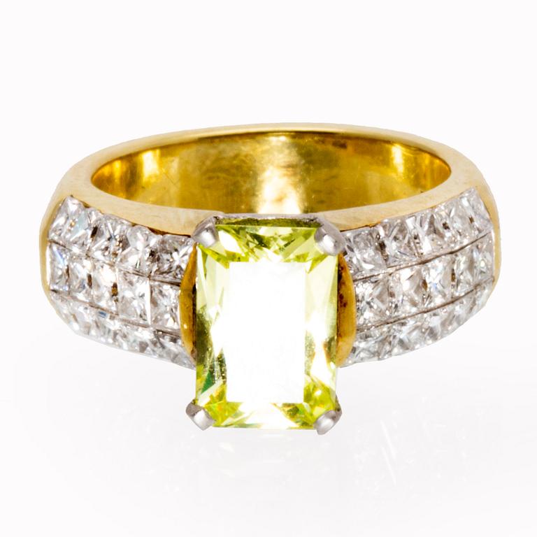 Ring 18K guld yellow-green stone and princess-cut diamonds approx 1,5 ct.