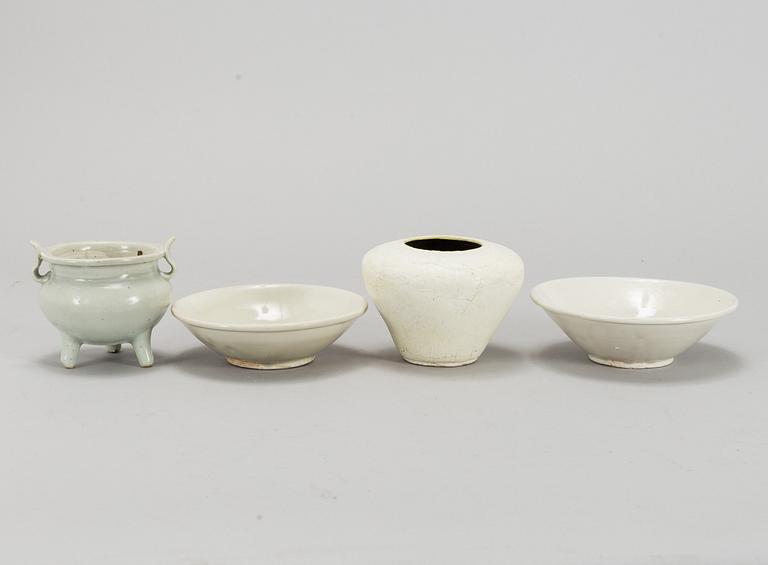 A group of white glazed ceramics, South East Asia, 16th/15th Century.