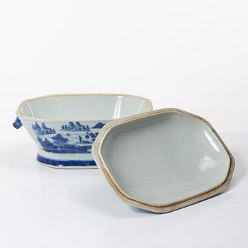 Terrin med lock och fat, kompaniporslin, Qingdynastin, 1800-tal.