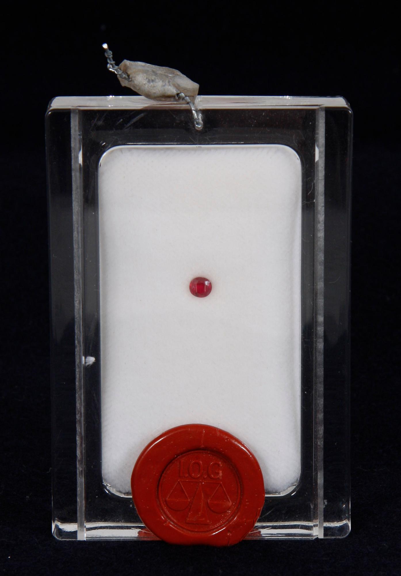 SAFIR, 1,52 ct och RUBIN, 0,49 ct.