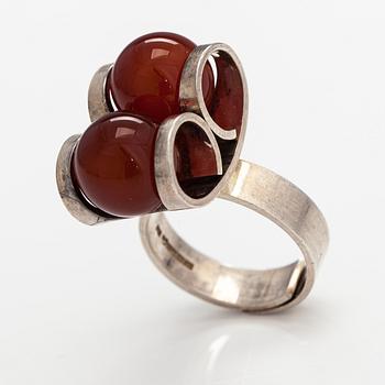 Elis Kauppi, A sterlingsilver ring with chalcedonies. Kupittaan kulta, Turku 1974.