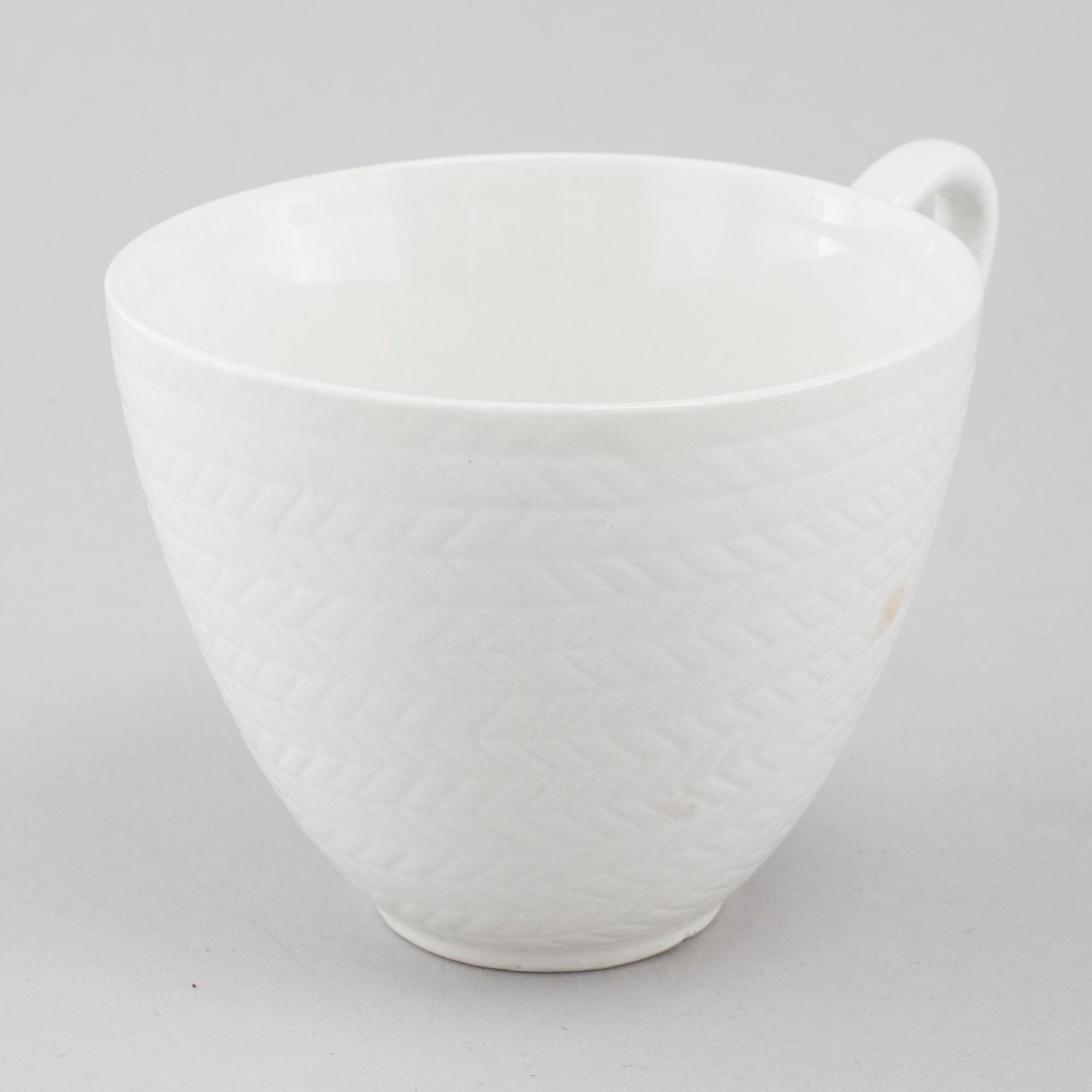 34 pieces of porcelain tableware by Hertha Bengtson for Rörstrand, model "Blå eld", second half of the 20th century.