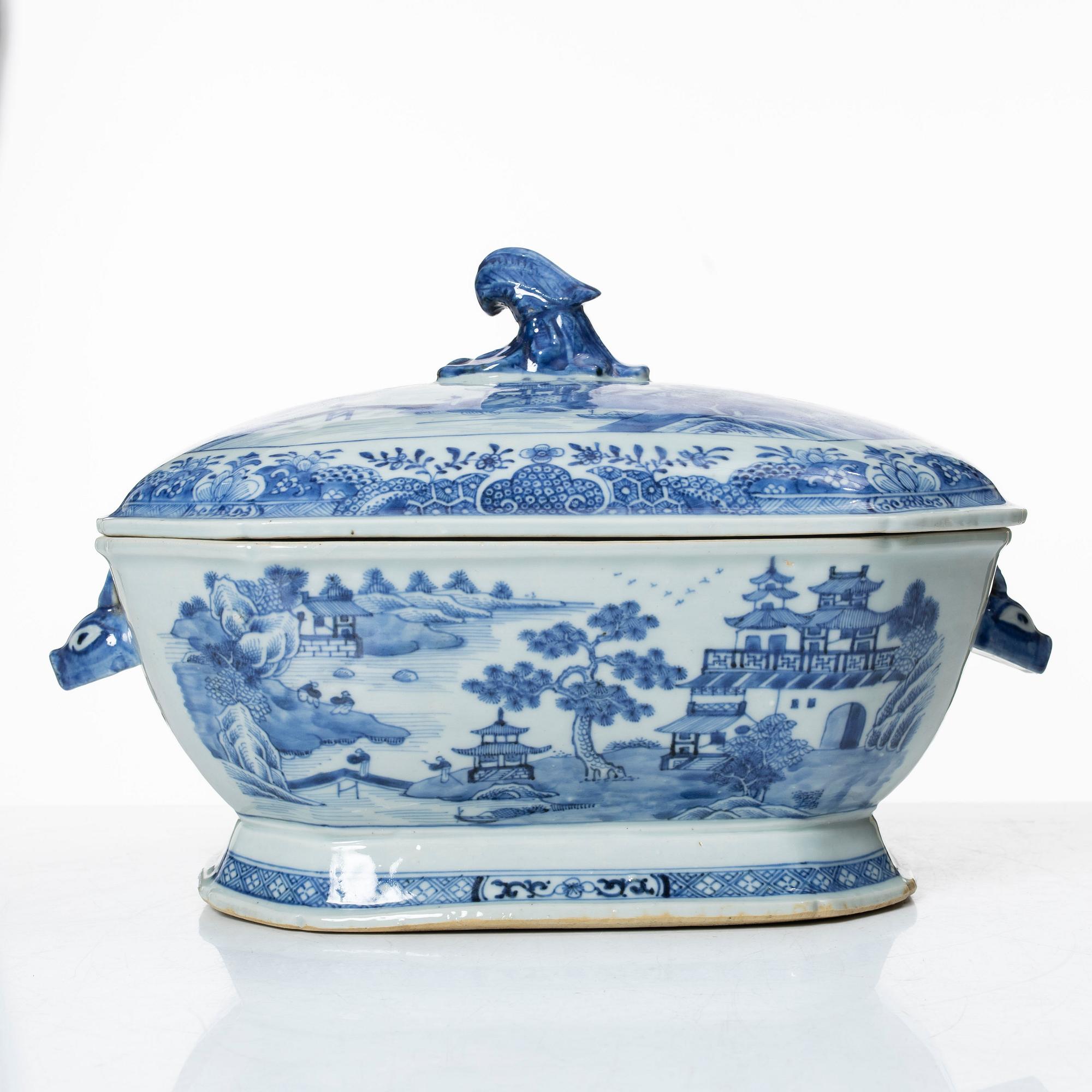 Terrin med lock, porslin. Qingdynastin, Qianlong (1736-95).