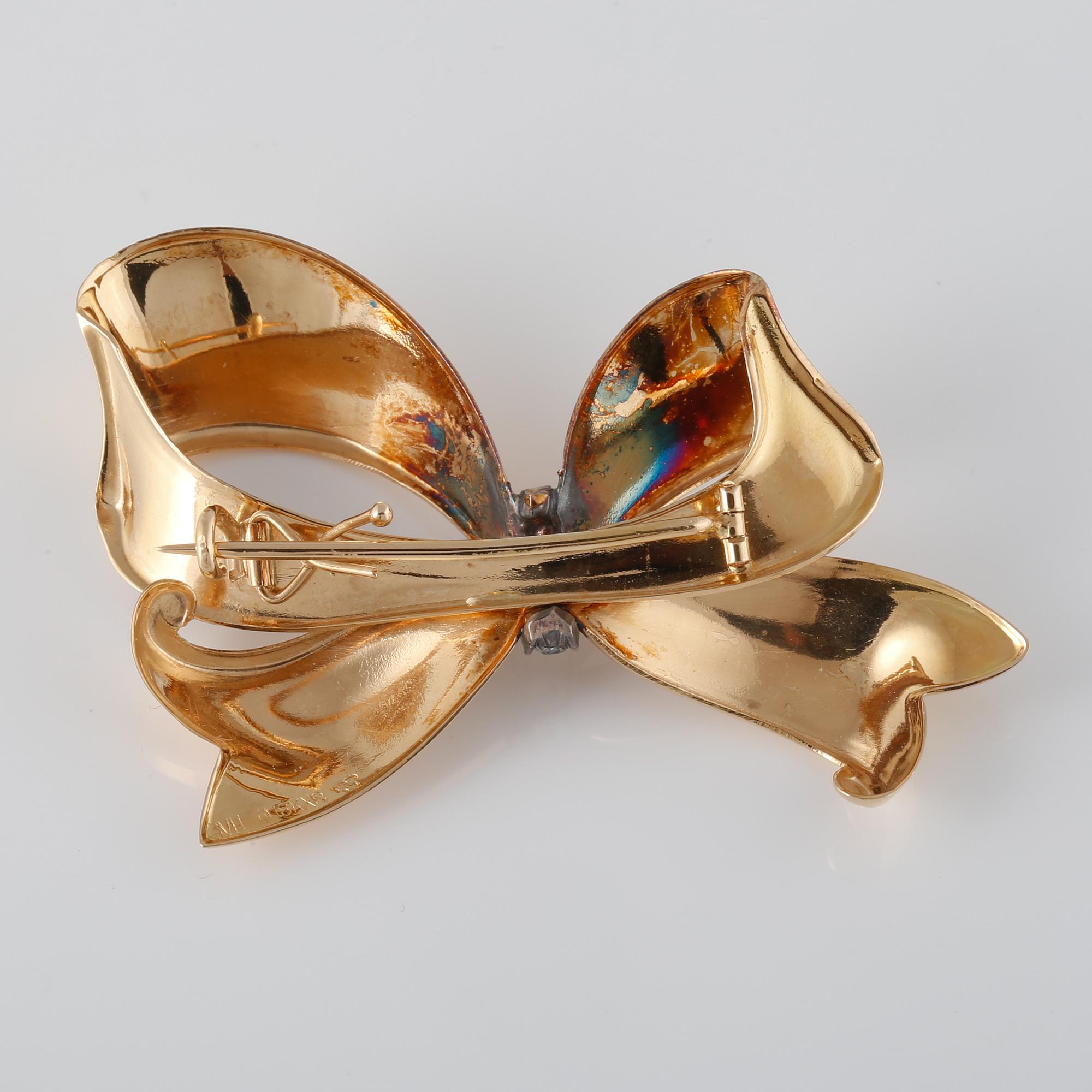 BROSCH, 18K guld samt fasettslipade vita stenar, GVH, Stockholm, 1948. Vikt 9,3 gram.
